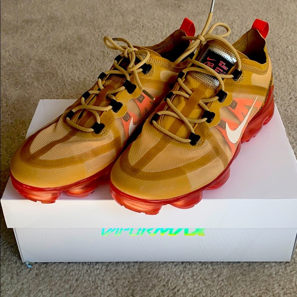 NIKE Vapormax Club Gold/Orange sz 9